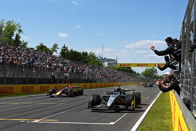 George Russell vor Max Verstappen
