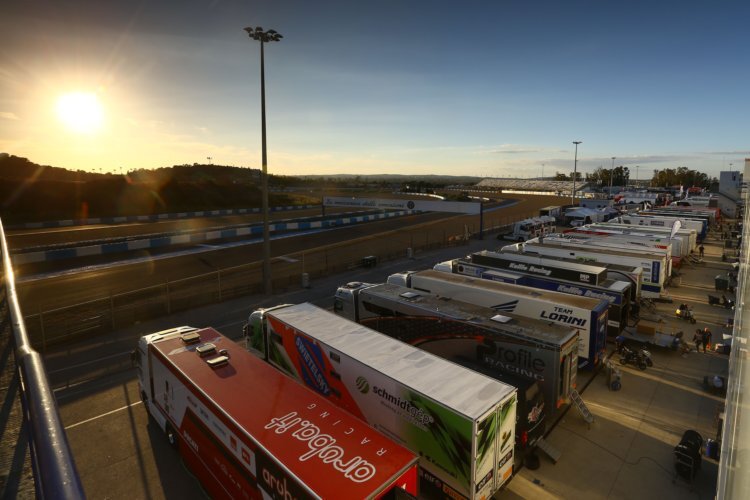 Das Paddock der Superbike-WM in Jerez erwacht zum Leben