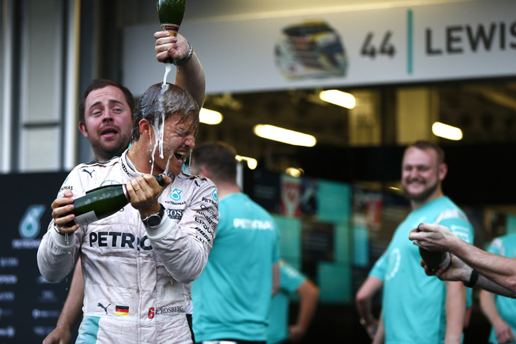 Keine Zeit: Erst zuhause wurde Nico Rosberg die Spuren seiner Champagner-Dusche von Baku los