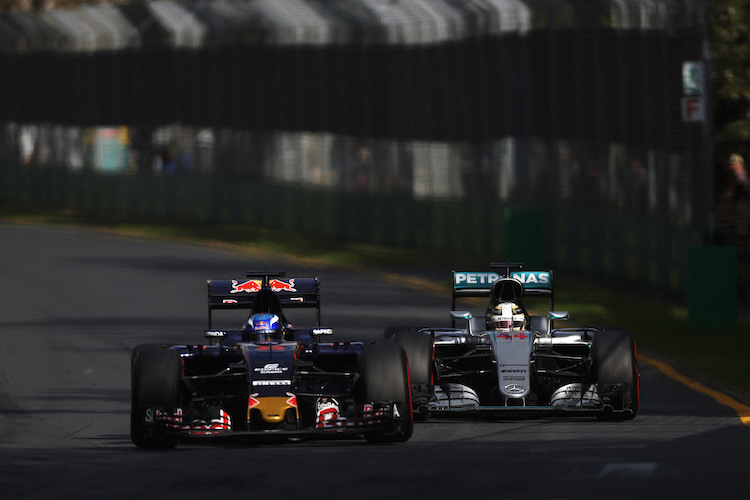 Lewis Hamilton (rechts) im Zweikampf mit Max Verstappen