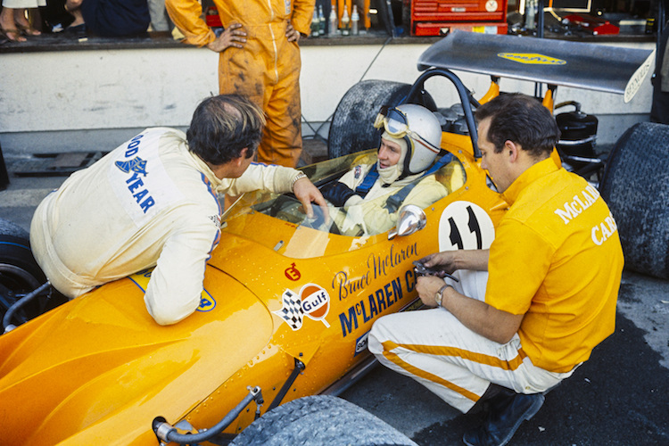 Bruce McLaren (im Auto) beim Spanien-GP 1970