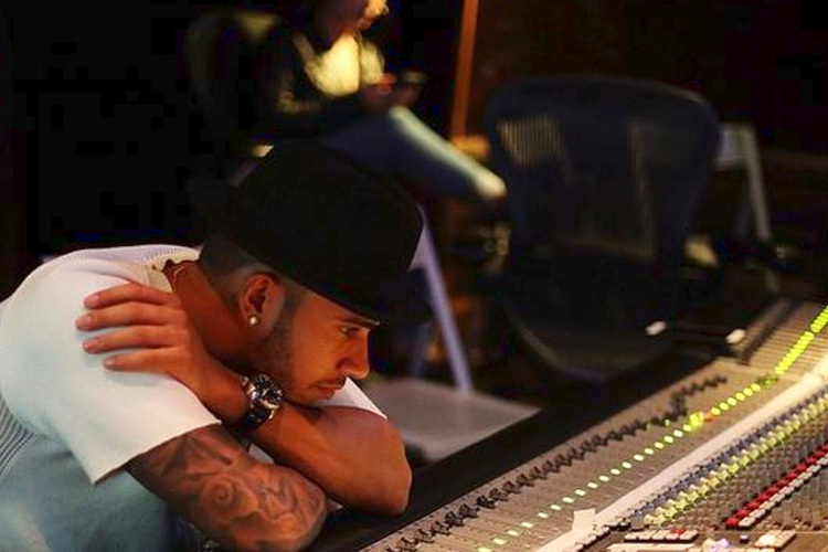 Lewis Hamilton im Tonstudio