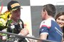 Ein Bild aus 2012: Troy Corser überreicht Tom Sykes einen Pokal