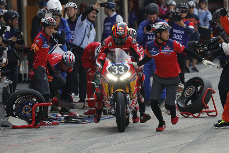 Stefan Bradl nach einem Boxenstopp in Suzuka