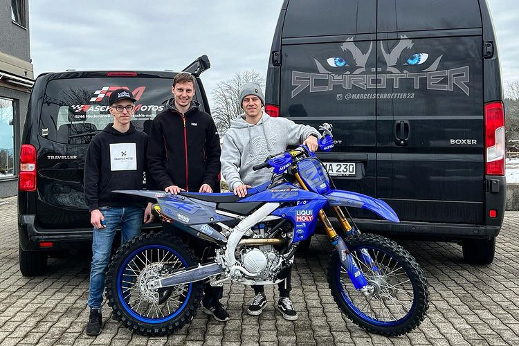 Marcel Schrötter holte bei Raschle Motos seine neue YZ250F ab