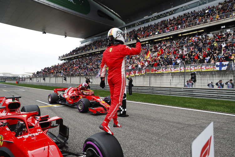 Freudensprung von Sebastian Vettel nach seiner 52. Pole-Position
