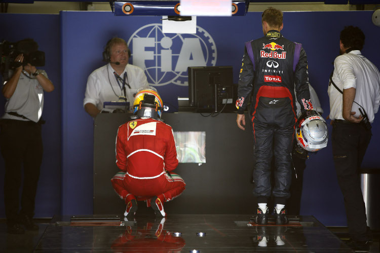 Fernando Alonso und Sebastian Vettel beim Wiegen