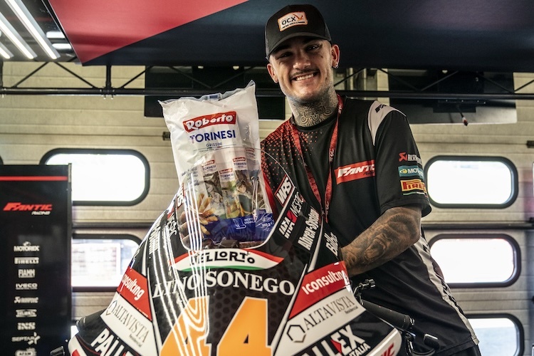 Rasende Cracker: Aron Canet präsentiert den neuen Moto2-Teamsponsor «Roberto«