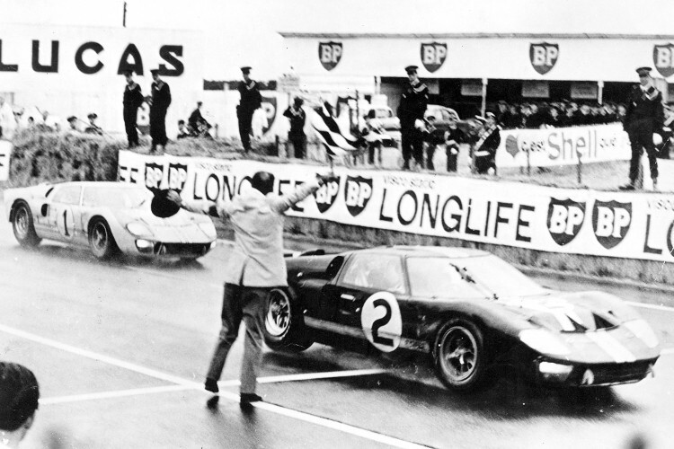 Originale Zieldurchfahrt in Le Mans 1966: Der Ford GT von Bruce McLaren Chris Amon vor dem Ford GT von Ken Miles und Denis Hulme