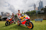 Dani Pedrosa (re.) und Jack Miller vor der Melbourne-Skyline