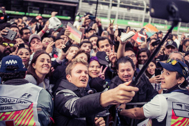 Nico Rosberg macht ein paar Mexikaner glücklich