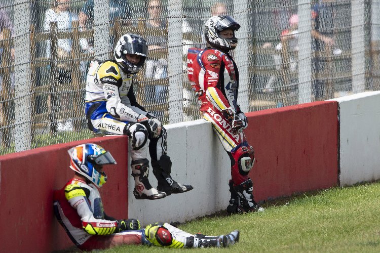 Alessandro Delbianco und Ryuichi Kiyonari wurden aus dem Rennen gerissen. Am Boden Leandro Mercado (Kawasaki)