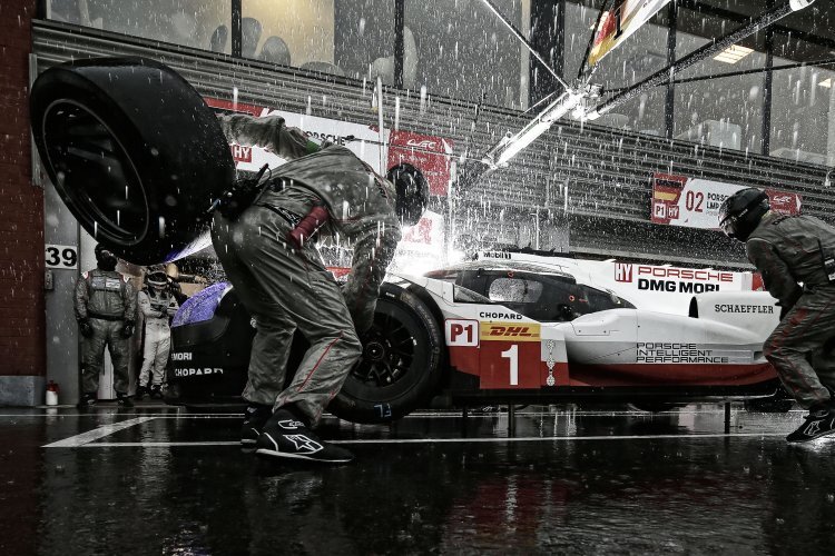 Reifenwechsel im strömenden Regen beim Porsche 919 Hybrid