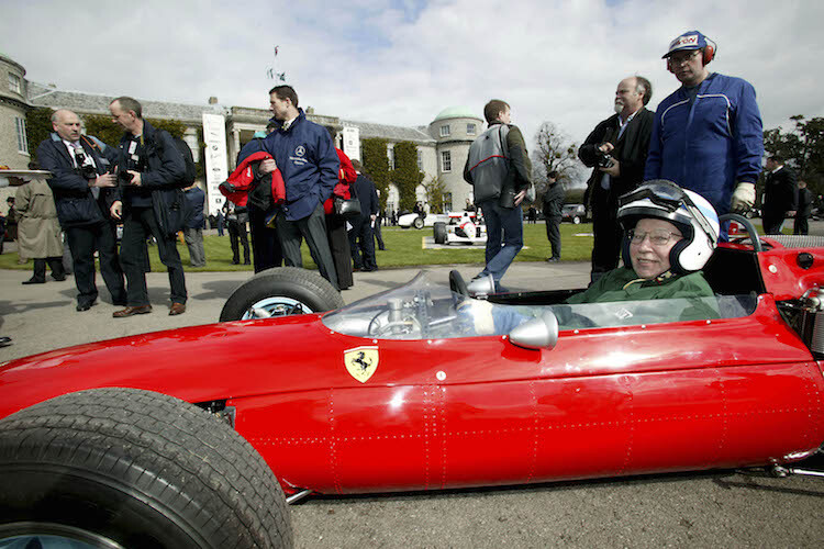 John Surtees 2004 in seinem 196er Weltmeister-Ferrari