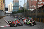 Peter Hickman biegt vor Glenn Irwin und dem Rest des Feldes in die Lisboa-Kurve ein