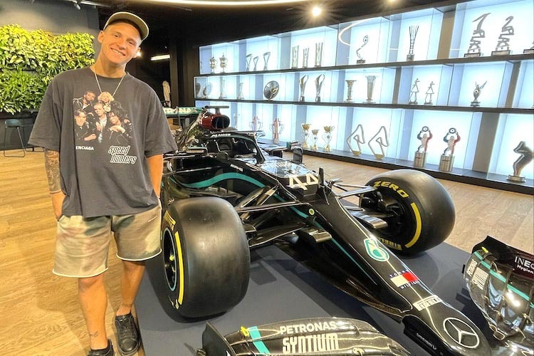 Fabio Quartararo neben dem Auto von Lewis Hamilton