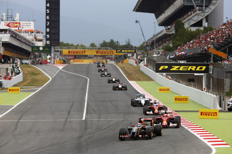 Die Ferrari von Räikkönen und Alonso hinter dem Lotus von Grosjean