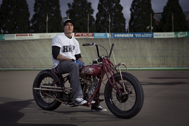 Danny Schneider auf seiner Indian Scout von 1931, die einst in der Wall of Death gefahren wurde