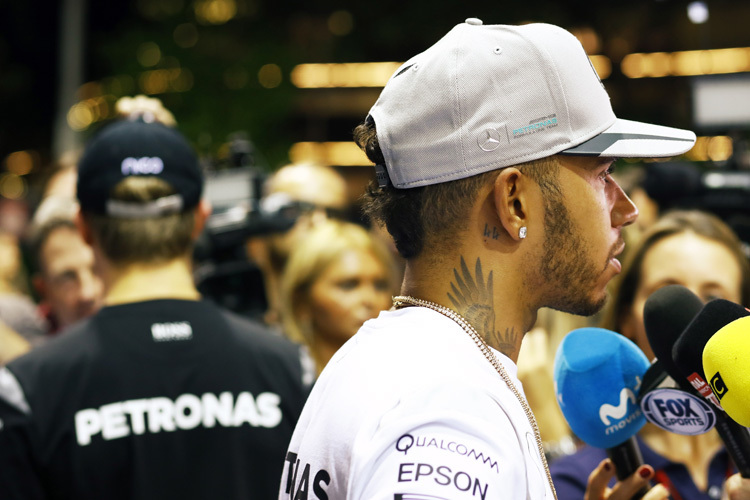 Lewis Hamilton (vorne) und sein WM-Rivale Nico Rosberg