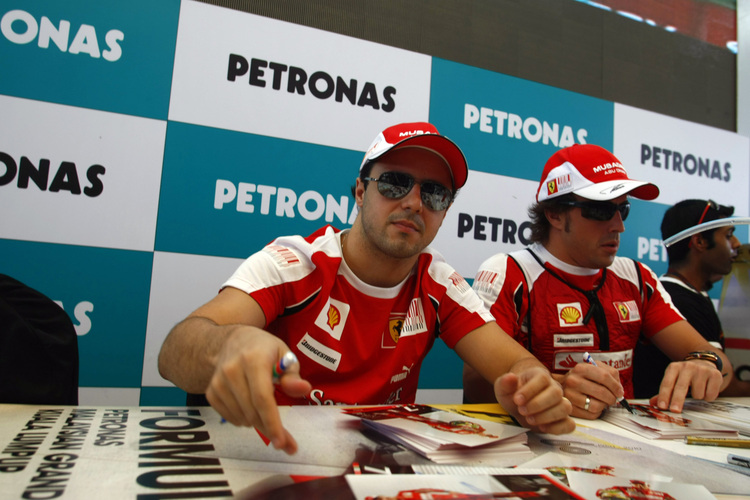 Massa (li.) sucht neben Alonso seine Form