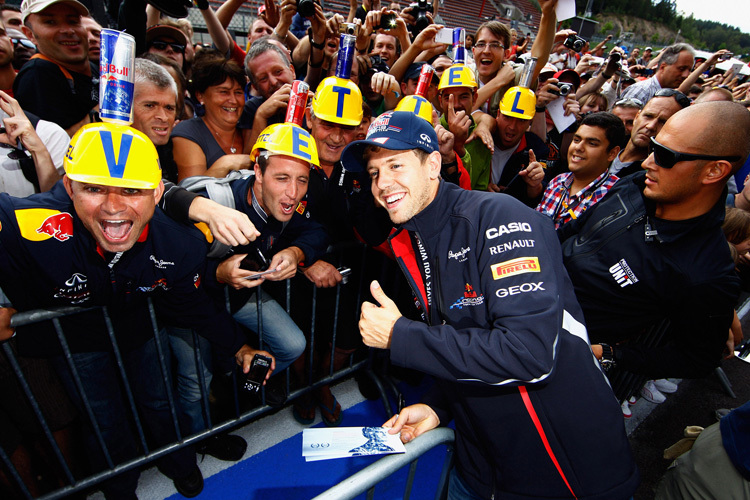Sebastian Vettel mit einigen seiner Fans