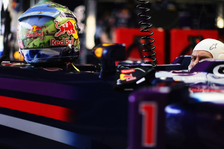 Werbeträger: Sebastian Vettel wirbt in Brasilien mit einem Spielberg-Helmdesign für den ersten Heim-GP seines Teams Red Bull Racing