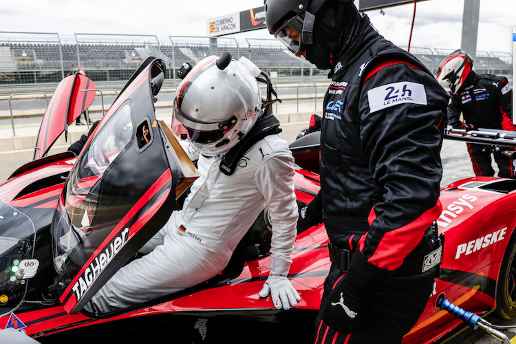 Sebastian Vettel schlüpft in den Le Mans-Porsche