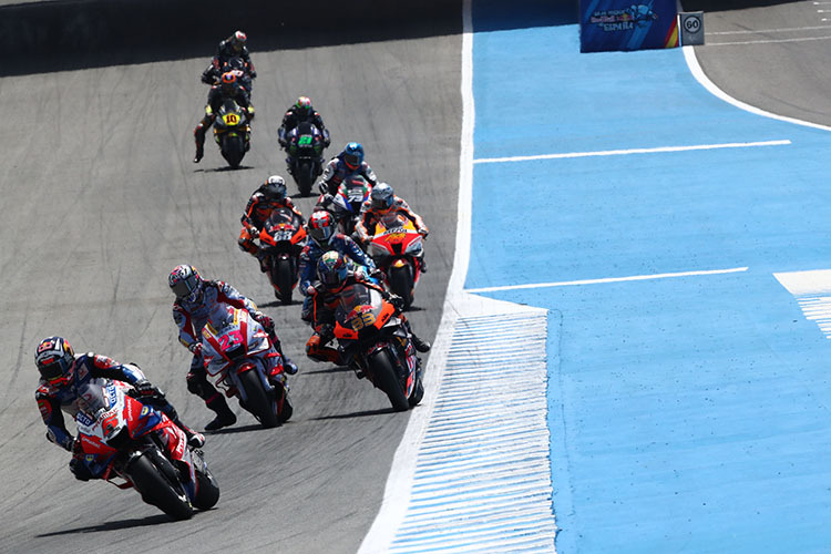 Johann Zarco (5) vor dem Crash noch vor Bastianini (23), Binder (33), Rins, Pol Espargaró (44), Oliveira (88) und Alex Márquez