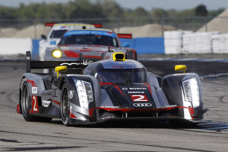 Audi R18 (WEC) vor einem Flying-Lizard-Porsche (ALMS)