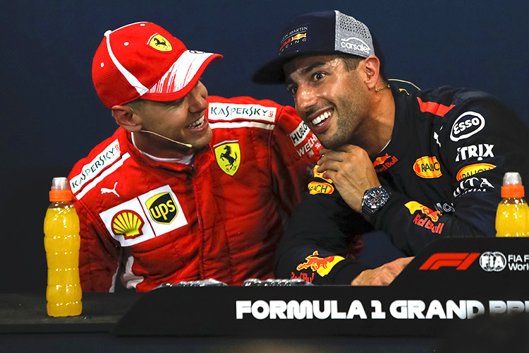 Sebastian Vettel albert mit Daniel Ricciardo herum