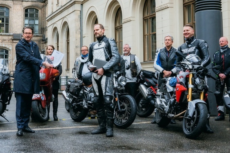 Übergabe Strategiepapier: Verkehrsminister Andreas Scheuer, Maria Paul (Biker Union), Olaf Biethan (BVDM), Mathias Haaper (ifz), Rolf Frieling (Biker Union), Reiner Brendicke (VM), Lars Böhler (IG Schräglagenfreiheit), Christoph Gatzweiler (IVM)