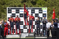 Sieger Sébastien Ogier springt vor Freude in die Luft