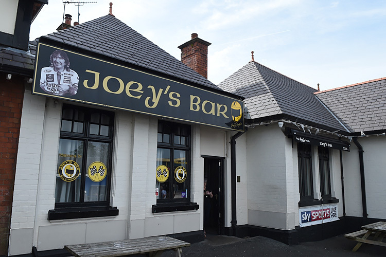 Joey'S Bar ist immer noch Anlaufpunkt für viele Road-Racing-Fans