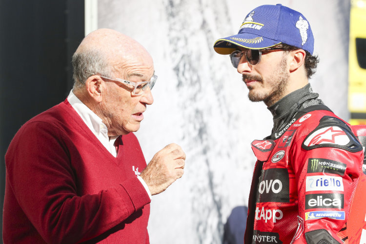 Dorna-Boss Carmelo Ezpeleta (li.) mit dem zweifachen MotoGP-Weltmeister Pecco Bagnaia