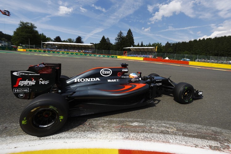 Fernando Alonso mit den Testreifen in Spa