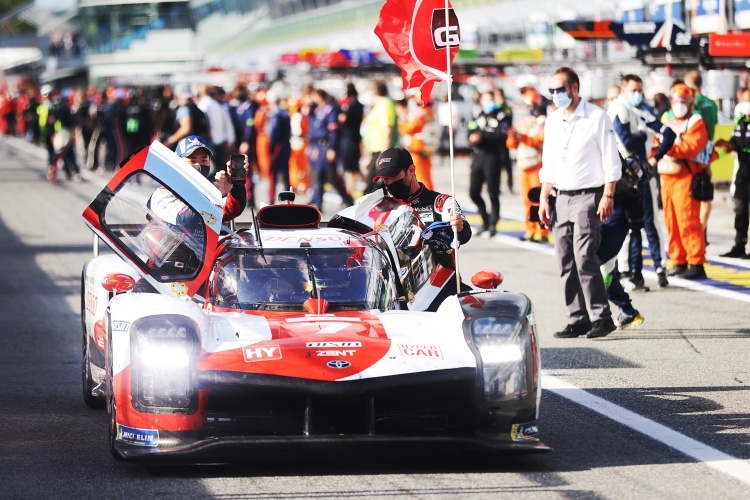 Gewinnen die FIA WEC in Monza: (v.li.) Kamui Kobayashi, Mike Conway und José María López mit dem Toyota GR010 Hybrid