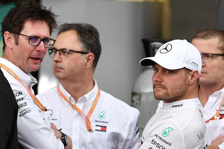 Mercedes-Chefingenieur Andrew Shovlin (links), Team-Manager Ron Meadows (hinten) und Valtteri Bottas