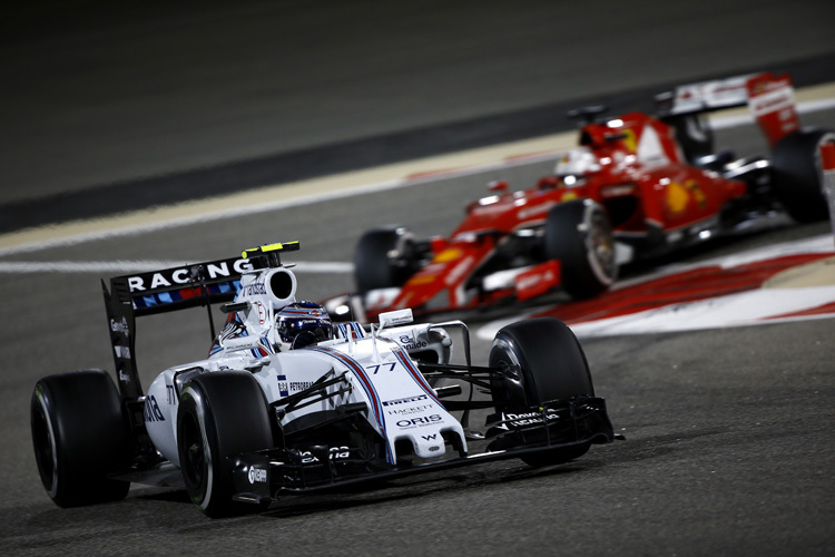 Valtteri Bottas in Bahrain vor Sebastian Vettel