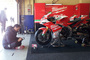 Aprilia-Rennchef Romano Albesiano bei der Arbeit