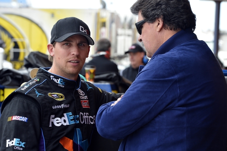 Hamlin spricht mit NASCAR-Präsident Mike Helton über die Strafe