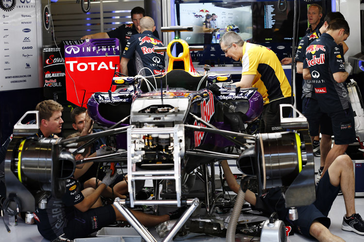 An Daniel Ricciardos Dienstwagen wurde eifrig geschraubt – der Australier durfte erst zum Schluss noch vier Runden drehen