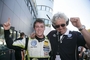 Sieger Richie Stanaway mit Teamchef Frits van Amersfoort.