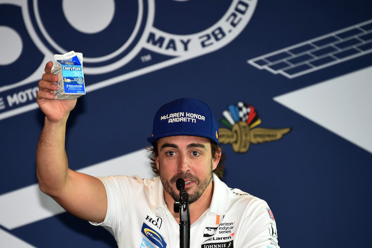 Fernando Alonso mit seinem Milch-Karton