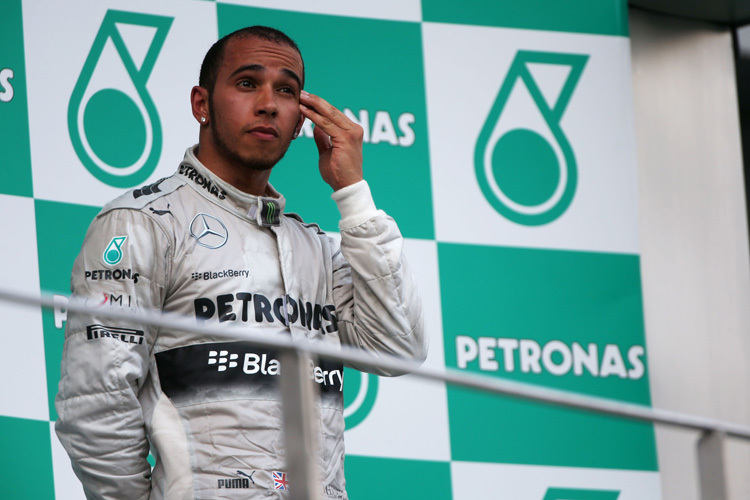 Wegen einer Reglements-Anomalie: Steht Lewis Hamilton morgen alleine auf dem Siegerpodest?