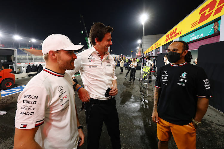 Valtteri Bottas mit Toto Wolff und Lewis Hamilton