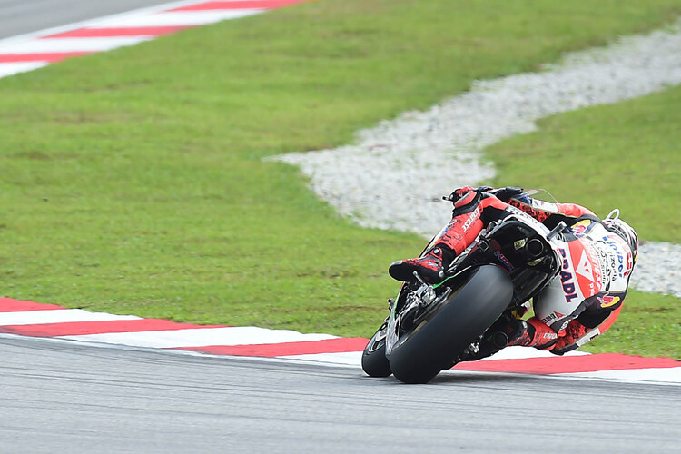 Stefan Bradl driftet um den Sepang Circuit