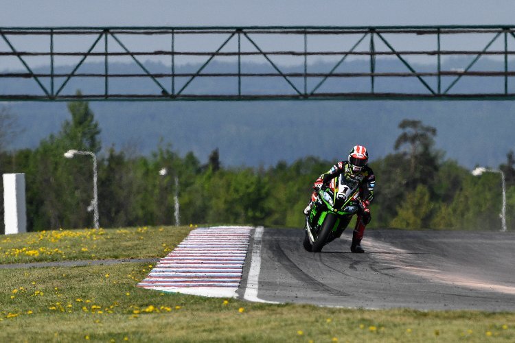 Jonathan Rea mit seiner Kawasaki Ninja ZX10-RR in Brünn