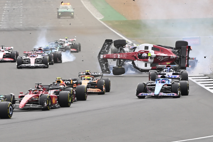 Überschlag des Alfa Romeo von Guanyu Zhou in Silverstone