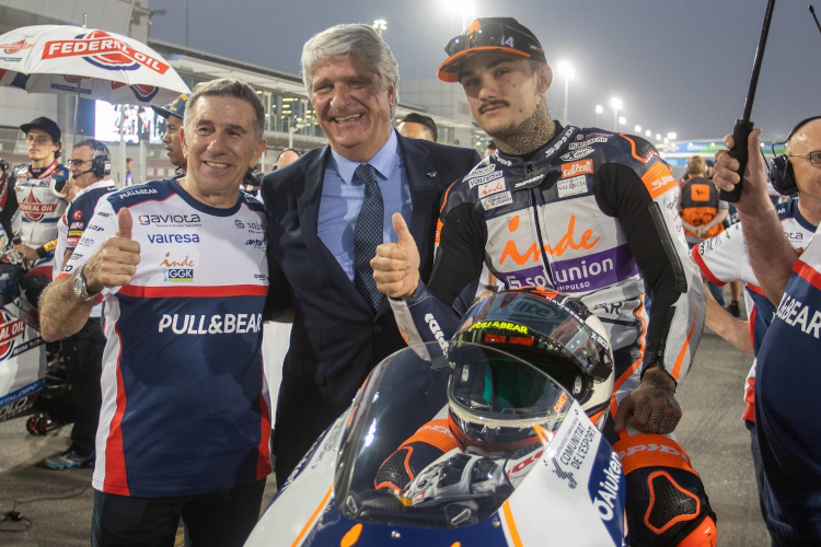 Jorge Martinez, FIM-Präsident Jorge Viegas und Moto2-Pilot Aron Canet beim Saisonauftakt 2020 