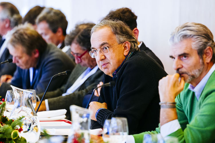 Sergio Marchionne (schwarzer Pulli) mit Maurizio Arrivabene (rechts)